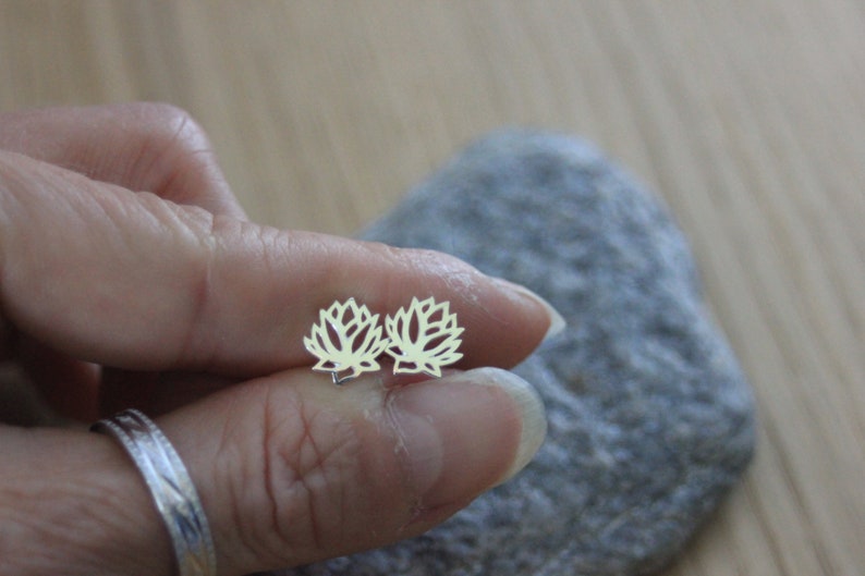 Boucles d'oreilles minimalistes fleur de lotus en argent massif image 1
