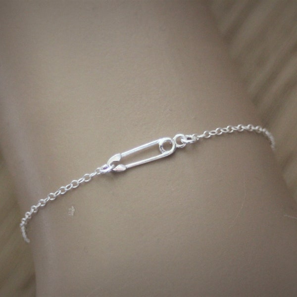 Bracelet minimaliste en argent massif avec petite épingle à nourrice