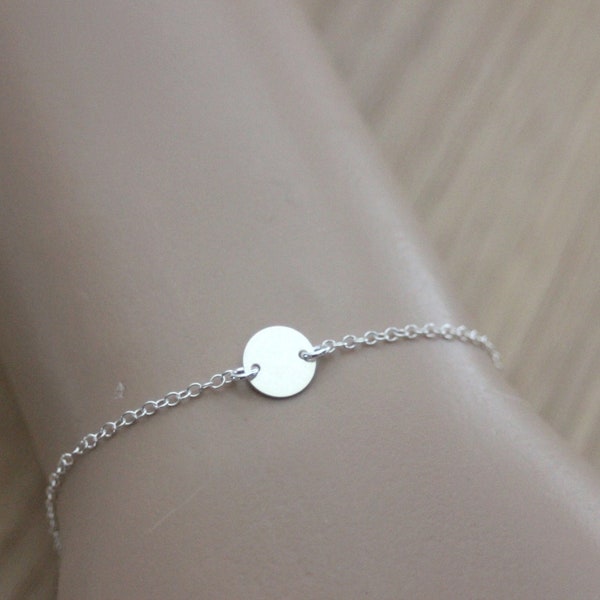 Bracelet minimaliste en argent massif avec petite médaille ronde pastille