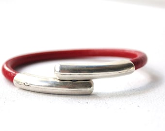 Bracelet style jonc en cuir rouge fermoir "toi et moi" métal plaqué argent aimanté