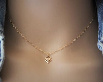 Collier minimaliste ras de cou en or Gold Filled pendentif géométrique 2 carrés enlacés style infini