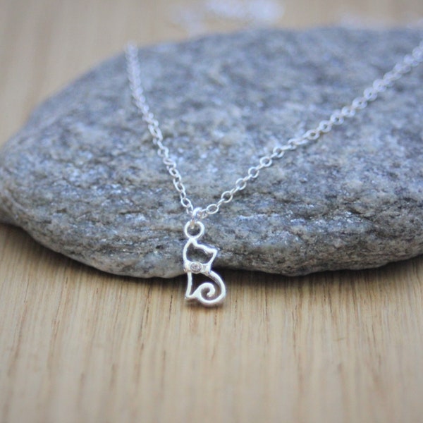 Collier minimaliste ras de cou en argent massif pendentif chaton avec petit noeud et swarovski