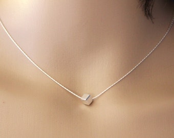 Collier minimaliste et géométrique ras de cou en argent massif perle cube
