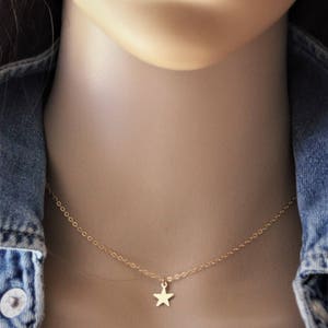 Collier ras de cou fin et minimaliste pendentif petite étoile en or Gold Filled image 4