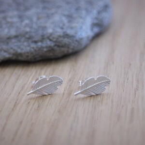 Boucles d'oreilles clous minimalistes plumes en argent massif image 3