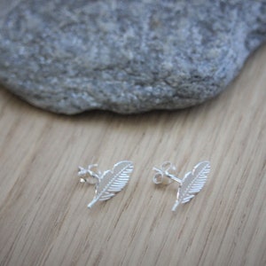 Boucles d'oreilles clous minimalistes plumes en argent massif image 8