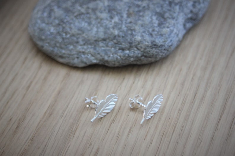 Boucles d'oreilles clous minimalistes plumes en argent massif image 8