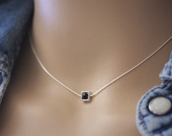 Collier minimaliste ras de cou en argent massif pendentif carré avec cristal Swarovski noir