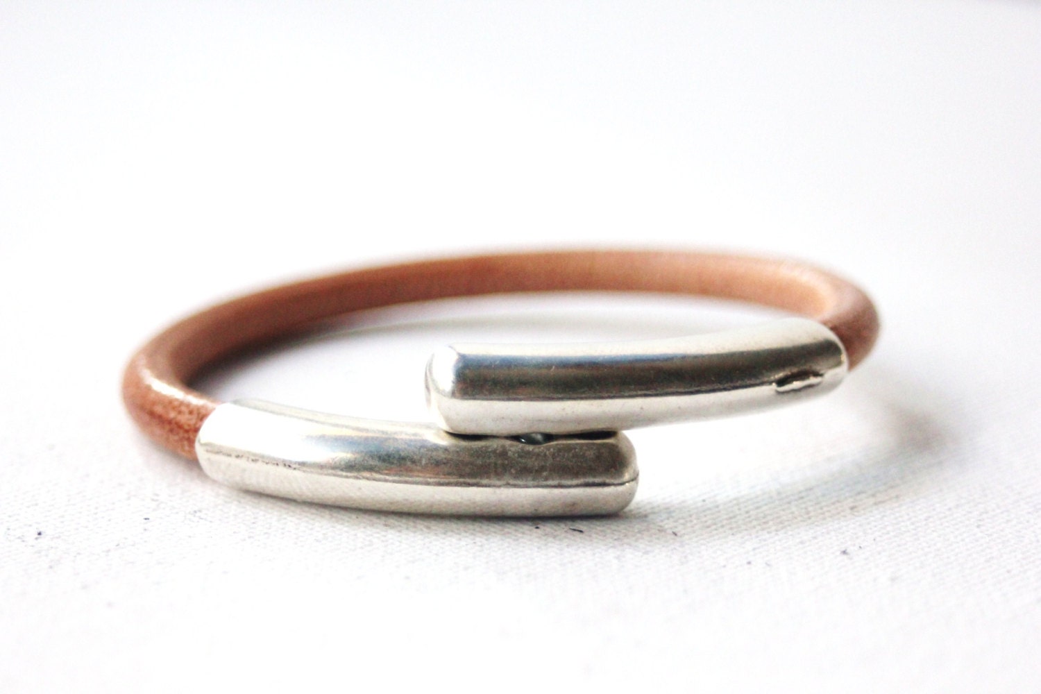 Bracelet jonc en acier ouvert et fond cuir véritable tressé couleur beige