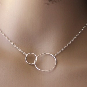 Collar minimalista en plata maciza con 2 anillos entrelazados de 2cm y 1cm