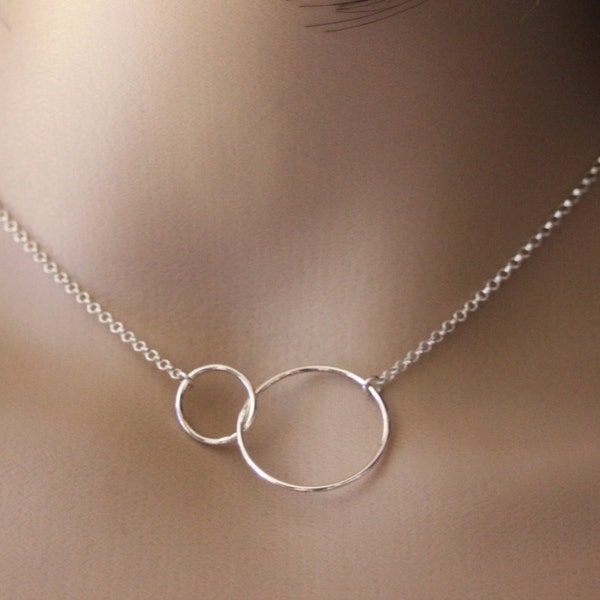 Collier minimaliste en argent massif avec 2 anneaux enlacés 2cm et 1cm