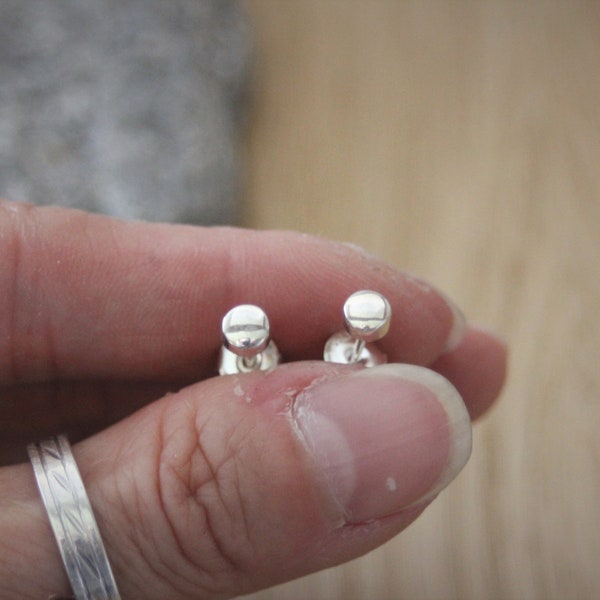 Boucles d'oreilles clous minimalistes en argent massif demi boules 4.5mm