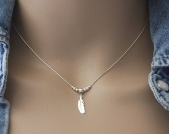 Collier minimaliste et ethnique en argent massif pendentif petite plume  et perles