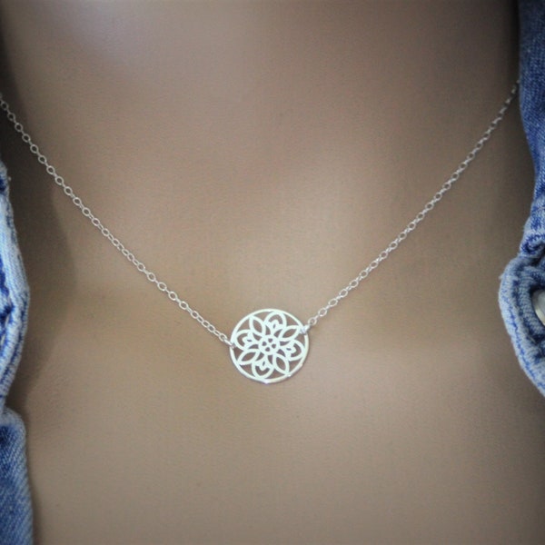 Collier minimaliste ras de cou en argent massif pendentif médaille rosace style mandala