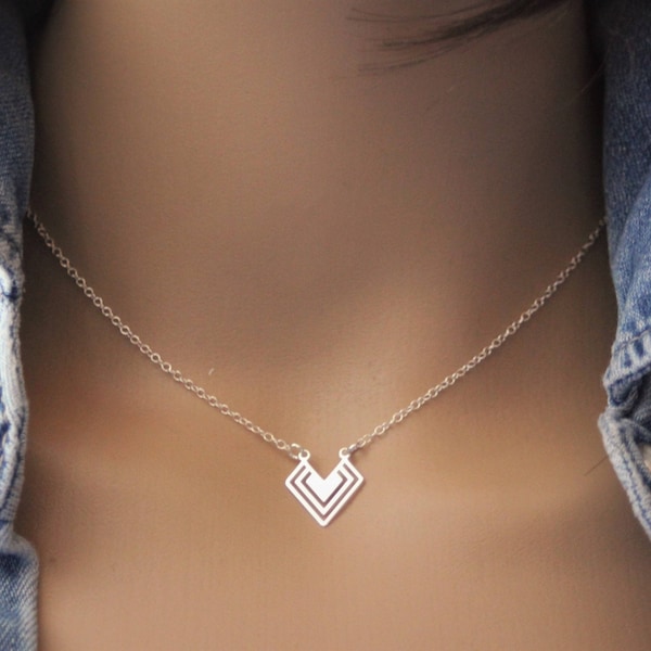 Collier minimaliste ras de cou en argent massif pendentif chevron géométrique