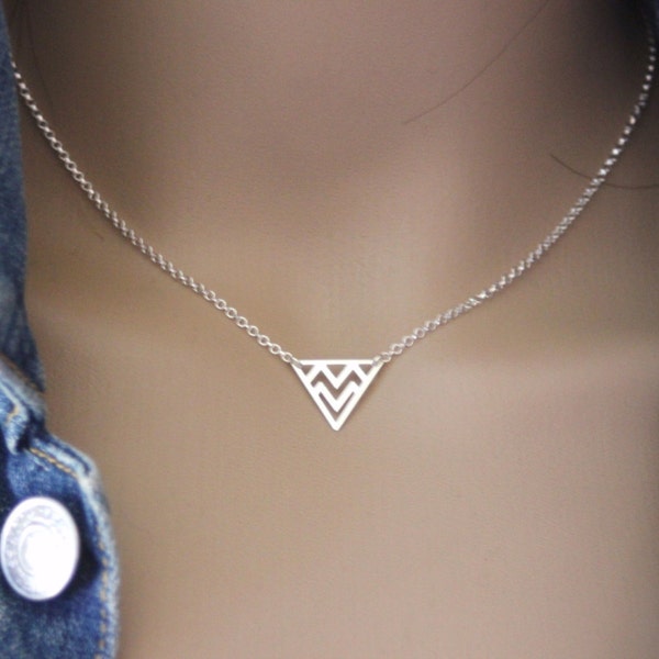 Collier argent massif pendentif triangle ethnique minimaliste ras du cou