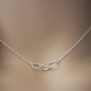 Collar minimalista en plata maciza 925 y 3 aros ovalados entrelazados