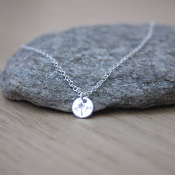 Collier ras de cou minimaliste en argent massif pendentif mini médaille gravée pissenlit