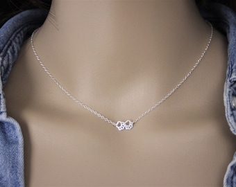 Collar minimalista de plata de ley con pequeñas patas de gato o perro