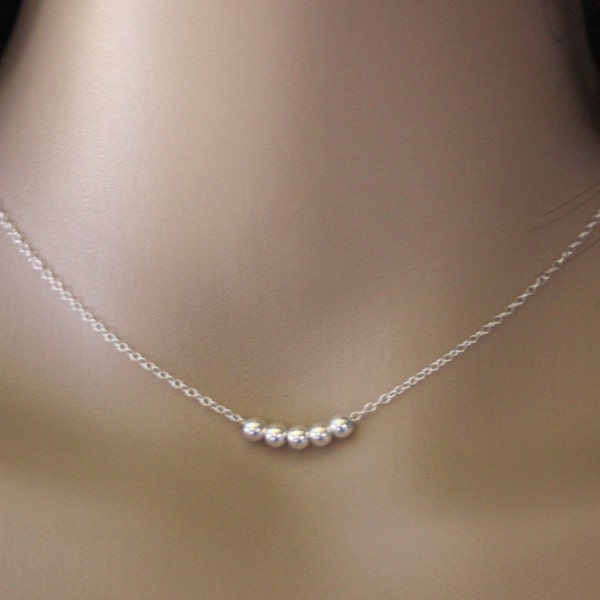 Collier argent massif avec 5 perles boules lisses en argent minimaliste ras de cou