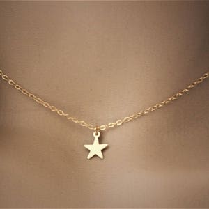 Collier ras de cou fin et minimaliste pendentif petite étoile en or Gold Filled image 9