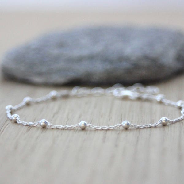 Bracelet fin et minimaliste en argent massif chaine boules