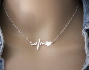 Collier fin et minimaliste en argent massif pendentif ondes rythme cardiaque et coeur