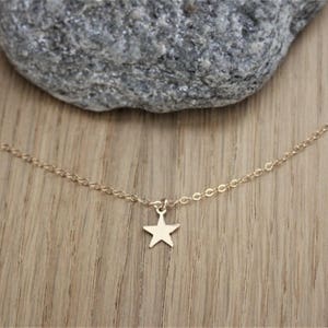 Collier ras de cou fin et minimaliste pendentif petite étoile en or Gold Filled image 5