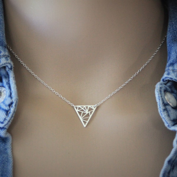 Collier argent massif pendentif triangle graphique minimaliste ras du cou