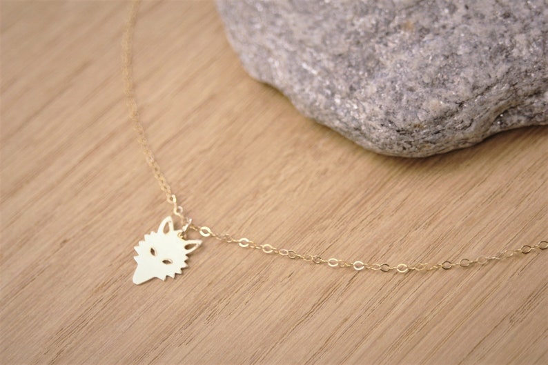 Collier minimaliste en or Gold Filled pendentif tête de loup image 2