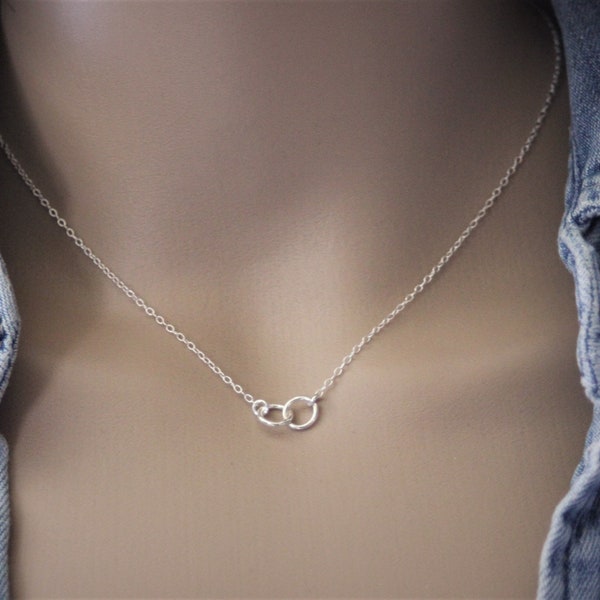 Collier minimaliste ras de cou en argent massif 925 avec 2 mini anneaux enlacés en argent