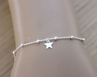 Minimalist silver bracelet in beaded chain with small star charm