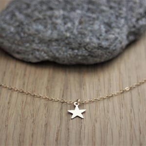 Collier ras de cou fin et minimaliste pendentif petite étoile en or Gold Filled image 2