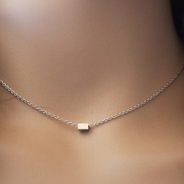 Collier minimaliste en acier inoxydable avec perle tube carrée