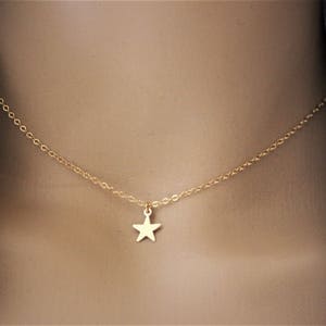 Collier ras de cou fin et minimaliste pendentif petite étoile en or Gold Filled image 1