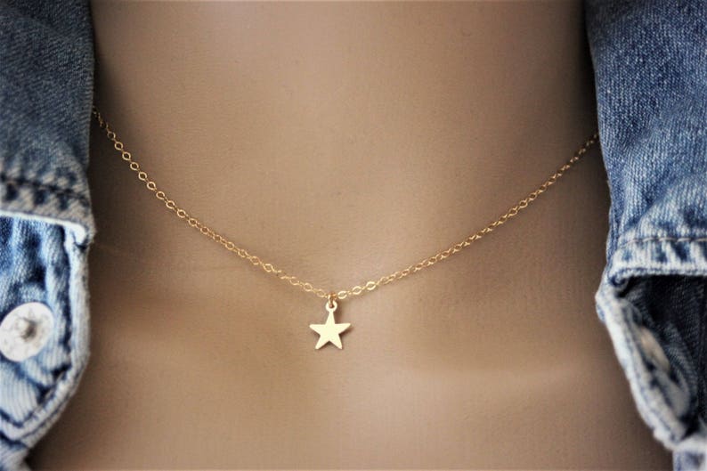 Collier ras de cou fin et minimaliste pendentif petite étoile en or Gold Filled image 1