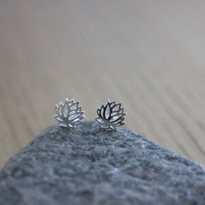 Boucles d'oreilles minimalistes fleur de lotus en argent massif image 4