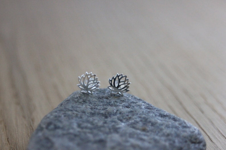 Boucles d'oreilles minimalistes fleur de lotus en argent massif image 4