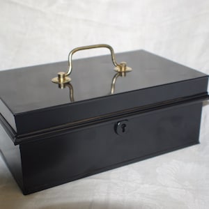 Antieke grote documentenbox voor contant geld (gerenoveerd nr. 14), compleet met uitneembare binnenlade (heeft een slot, maar geen sleutel of sluiting).