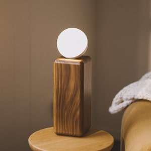 Lámpara de madera inteligente, diseño minimalista japonés, control táctil y por voz.