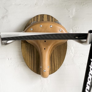Soporte para bicicletas de madera hecho a mano – “The Highland” (Estación para bicicletas de interior)