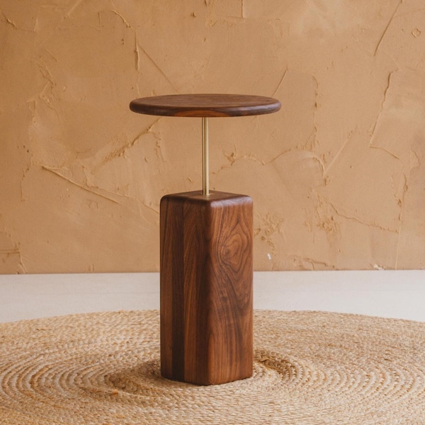 Mesa lateral minimalista em madeira maciça Japandi personalizável, estilo "cofre" para bebidas.