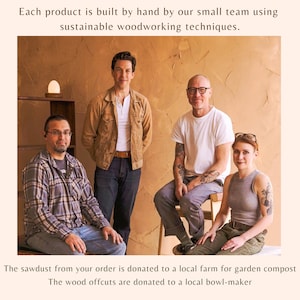 K&ouml;nnte beinhalten: Vier Personen stehen und sitzen vor einer strukturierten beigen Wand. Der Text lautet: Each product is built by hand by our small team using sustainable woodworking techniques. The sawdust from your order is donated to a local farm for garden compost. The wood offcuts are donated to a local bowl-maker.