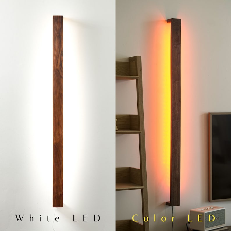 Puede incluir: Dos apliques de pared con marco de madera y una tira de luz LED larga y delgada. El aplique de la izquierda tiene una luz blanca, y el aplique de la derecha tiene una luz naranja c&aacute;lida. El texto "White LED" est&aacute; debajo del aplique de la izquierda, y el texto "Color LED" est&aacute; debajo del aplique de la derecha.