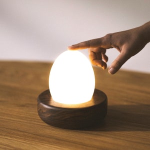 Lámpara portátil de madera con forma de huevo y control táctil // Luz nocturna minimalista moderna de madera japonesa, recargable y regulable.