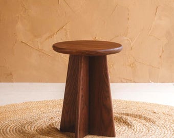 Taburete de madera de nogal, taburete de madera hecho a mano, taburete de madera maciza o mesa auxiliar pequeña, muebles modernos Japandi, fabricado bajo pedido.