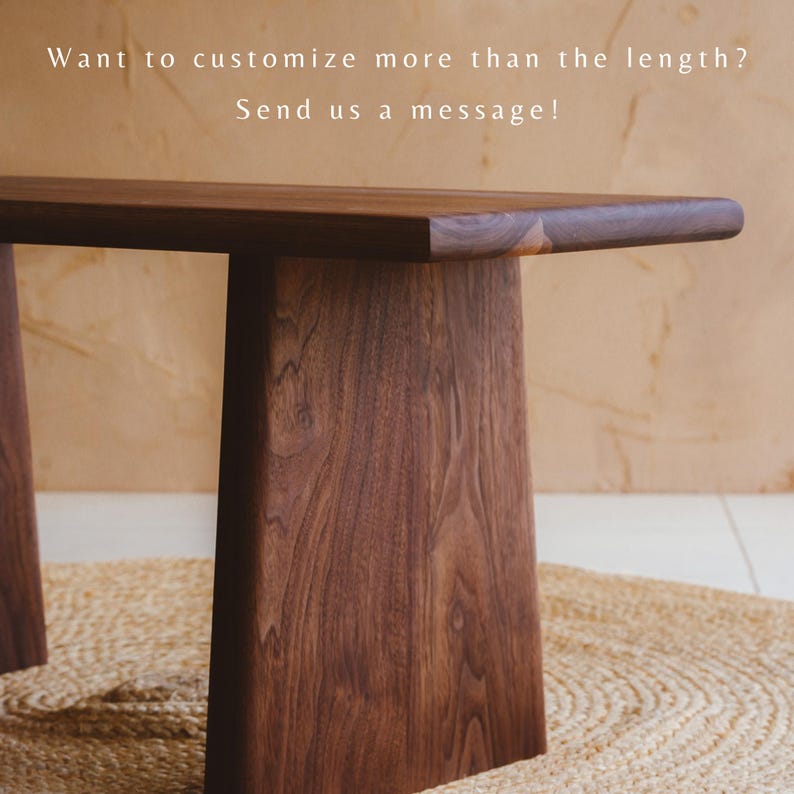 Puede incluir: Un banco de madera de color marr&oacute;n oscuro con una superficie plana y lisa y patas anchas y c&oacute;nicas con vetas de madera visibles. El texto "Want to customize more than the length? Send us a message!" aparece en letras blancas sobre el banco.