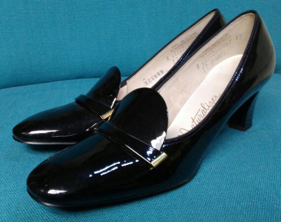naturalizer black patent pumps