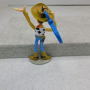 Llavero vintage de Woody de Toy Story de Disney Pixar con clip para mochila, 1995, 10 cm de alto. imagen 9