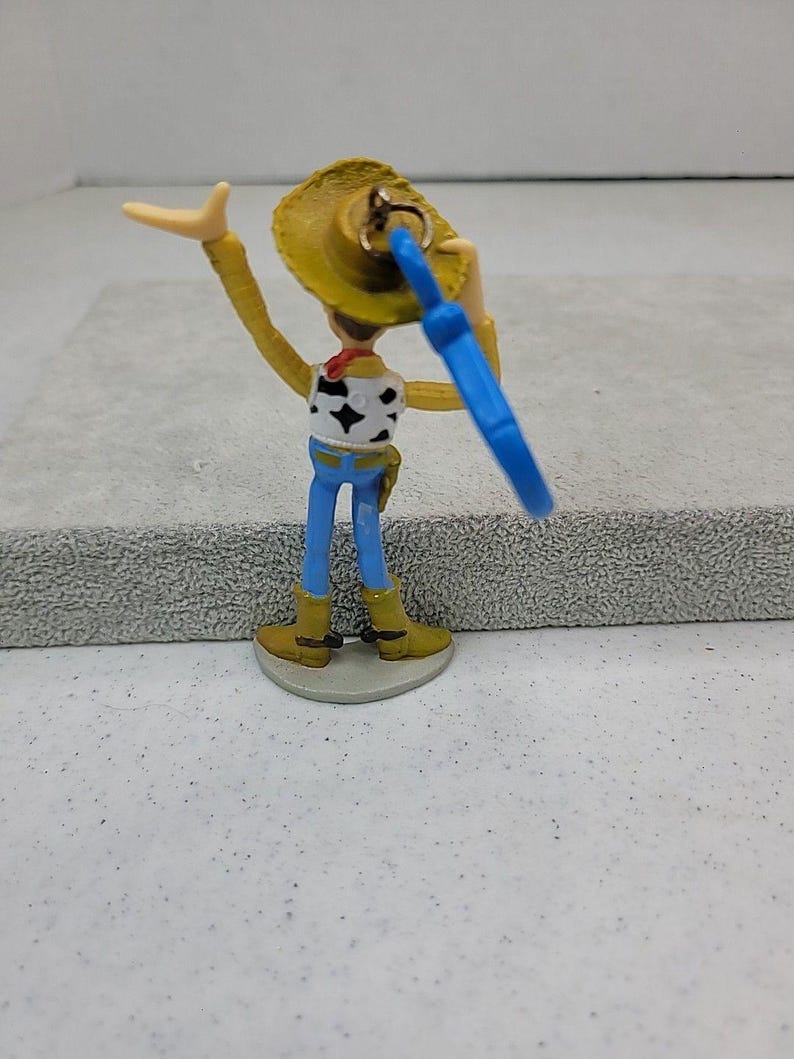 Llavero vintage de Woody de Toy Story de Disney Pixar con clip para mochila, 1995, 10 cm de alto. imagen 9